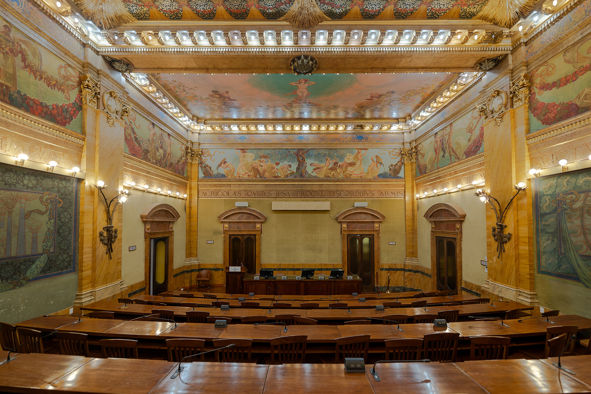 Sala Cavour | Foto da "Il Palazzo del Ministero delle Politiche agricole alimentari e forestali" - Ed. Orbicolare